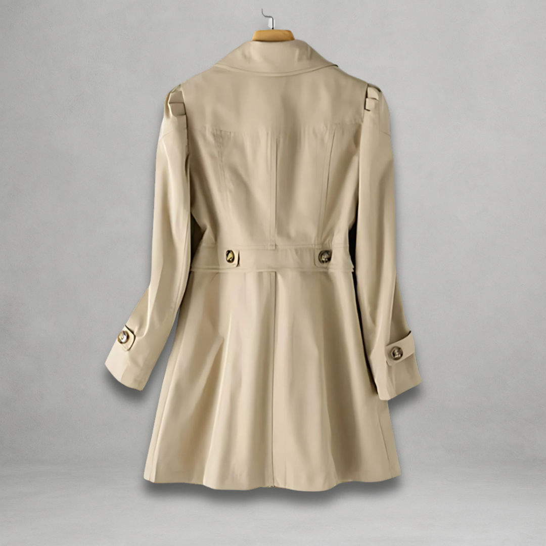 Daniela – Let Trenchcoat med Tidløs Elegance og Moderne Udtryk